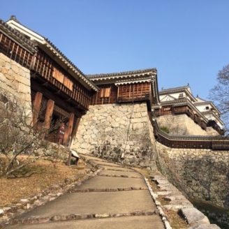 松山城の乾門と石垣