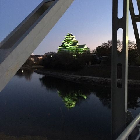 夕暮れの旭川の川面に映る岡山城