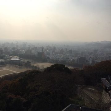 松山城から見た靄が懸かる松山市