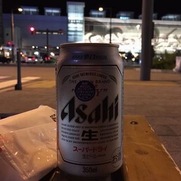 福井市西口のベンチで呑むビール